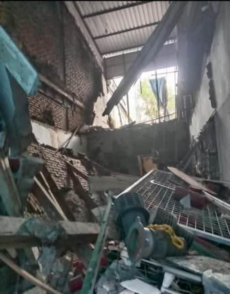 Pasca insiden ambruknya ruko berlantai dua, pihak kepolisian melakukan police line. 