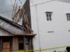 Bangunan ruko dua lantai tiga pintu di Jalan Lingkar Dalam Banjarmasin roboh menimpa rumah warga, Rabu malam, (7/09/2022), sekitar pukul 21.00 Wita. (koranbanjar.net)