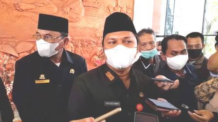 Sekretaris Daerah Provinsi Kalimantan Selatan, Roy Rizali Anwar saat wawancara dengan awak media. Selasa (20/ 9/ 2022). (Sumber Foto : koranbanjar.net)