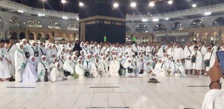 Para jemaah PT Noor Thoibah berfoto di depan Kakbah. 