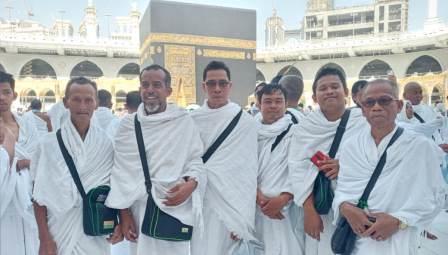 Para jemaah PT Noor Thoibah berfoto di depan Kakbah.
