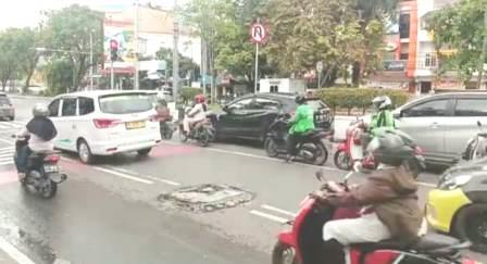  Penutup Drainase depan Rumah Sakit Siloam Banjarmasin kondisinya sangat mengkhawatirkan. Kerap menimbulkan korban pecah ban dan rawan terjadi kecelakaan, Kamis (27/10/2022). (foto: koranbanjar.net)
