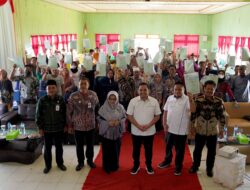 Warga Kusan Hilir Terima Sertifikat Tanah Program PTSL