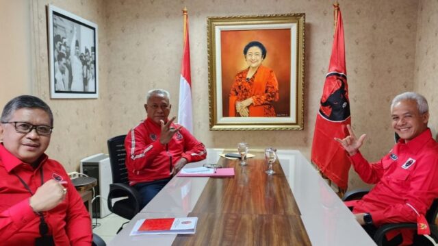 Gubernur Jateng, Ganjar Pranowo (kanan) memberikan klarifikasi terkait ucapannya siap nyapres, di Kantor DPP PDIP Jalan Diponegoro, Menteng, Jakarta Pusat, Senin (24/10/2022). (Foto: Dok. PDIP)