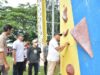 Bupati pasang point boulder tanda dibukanya Kejurprov panjat tebing. (Foto: Kominfo Hulu Sungai Selatan/Koranbanjar.net)