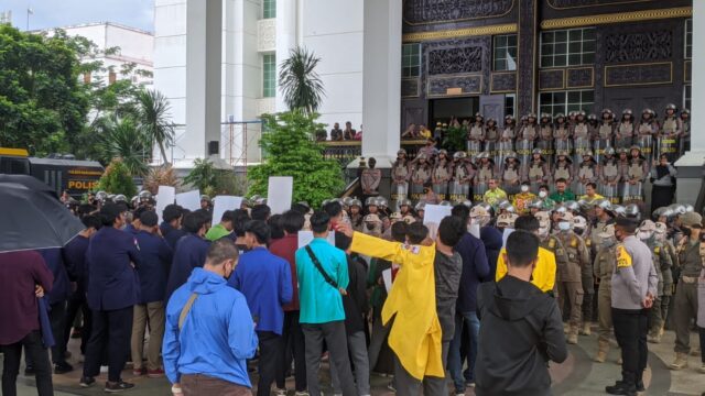Beberapa pejabat Pemerintah Provinsi kalimantan Selatan menemui para peserta aksi demo, Kamis (27/10/2022). (Sumber Foto: Ari/Koranbanjar.net)