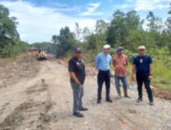 Sekda Tanah Bumbu Meninjau Jalan Alternatif Km171