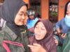 Salah satu Mahasiswi UIN Banjarmasin semester III, Amelia dari Sungkai menangis dipelukan anggota perempuan Tagana Banjarmasin, Minggu (16/10/2022). (Foto: Koranbanjar.net)