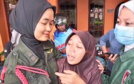 Salah satu Mahasiswi UIN Banjarmasin semester III, Amelia dari Sungkai menangis dipelukan anggota perempuan Tagana Banjarmasin, Minggu (16/10/2022). (Foto: Koranbanjar.net)