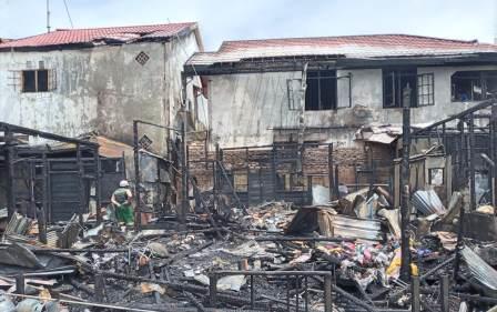 Tiga rumah penduduk Jalan Karang Paci luluhlantak oleh amukan Jago Merah.
