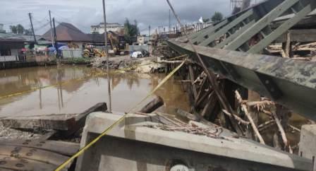 Pasca kejadian tragis runtuhnya grad Jembatan Sulawesi II Kota Banjarmasin, lokasi kejadian sementara di Police Line line dalam masa penyelidikan,Selasa (25/10/2022) (foto: koranbanjar.net)