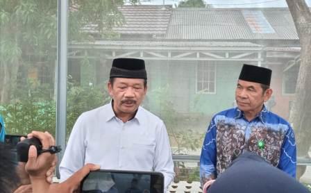 Wawancara Ketua Baznas RI , KH Noor Achmad kepada awak media di Rumah Kebun Sehat Kalsel, Kamis (13/10 / 2022). (Foto : koranbanjar.net)