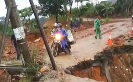 Kondisi saat ini jalan poros di Kecamatan Satui Kabupaten Tanah Bumbu terancam putus dan tidak dapat dilalui kendaraan roda empat, Senin (17/10/2022). (Foto: Koranbanjar.net)