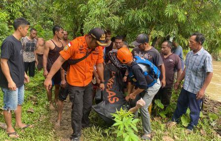 Tim relawan gabungan melakukan evakuasi terhadap jasad korban yang ditemukan tewas tenggelam di aliran sungai Desa Wirang, Kecamatan Haruai. (foto : basarnas tabalong untuk koranbanjar.net)