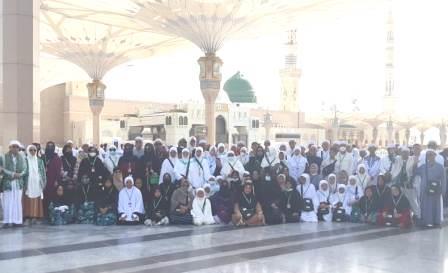 Jemaah PT Noor Thoibah saat berada di Masjid Nabaw. (foto : dok Noor Thoibah Travel)i