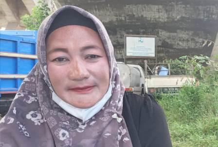 Ketua RT 12 Kelurahan Mantuil Kecamatan Banjarmasin Selatan, Yani Fariati saat wawancara konfirmasi, Jumat (7/10/2022). (foto: koranbanjar.net)