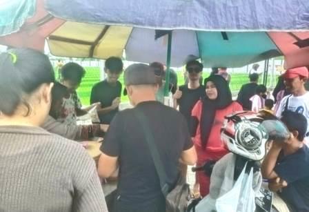 Momen makan gratis para pengunjung dan pemain turnamen mini soccer di Lapangan Laros Landasan Ulin Kota Banjarbaru, Rabu (12/10/2022). (foto: koranbanjar.net)