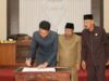 Bupati Banjar H Saidi Mansyur tandatangan berita acara rapat paripurna di ruang Paripurna Lt II DPRD Banjar, Jumat (18/11/2022) siang. (Sumber Foto: Kominfo Kabupaten Banjar/Koranbanjar.net)
