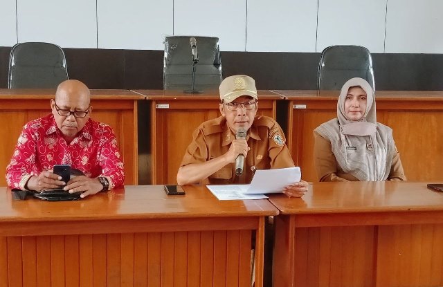Kepala Disnakertrans Provinsi Kalsel, Irfan Sayuti mengungkapkan kenaikan UMP, Senin (28/11/2022) di Banjarmasin. (Sumber Foto: MC Kalsel/Koranbanjar.net)