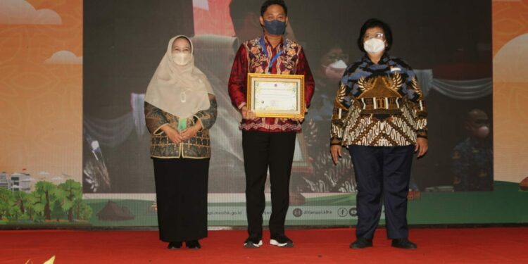 Kepala Dispera KPLH HSS, Ronaldy P Putra (tengah), menerima penghargaan Apresiasi Pembinaan Proklim Tahun 2022, Jumat (20/10/2022). (Foto: Kominfo Hulu Sungai Selatan/Koranbanjar.net)