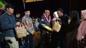 Gubernur Kalsel H Sahbirin Noor atau Paman Birin disambut Sekda Tanbu H Ambo Sakka saat Turdes di Desa Rantau Panjang, Kamis (03/11/2022) malam di Desa Rantau Panjang Kecamatan Kusan Hilir. (Sumber Foto: Kominfo Kabupaten Tanah Bumbu/koranbanjar.net)
