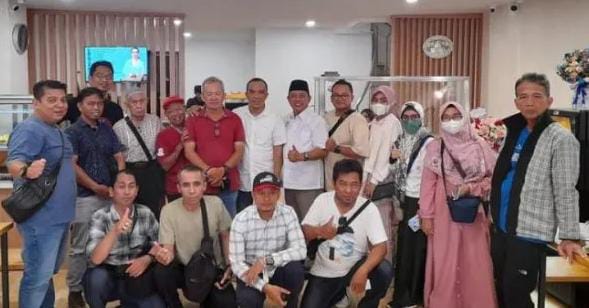 Rombongan Studi Komparasi Setwan DPRD Kalsel bersama insan media dari Kalsel menikmati Soto Banjar di Jakarta, Jumat (11/11/2022. (Foto: Leon/Koranbanjar.net)