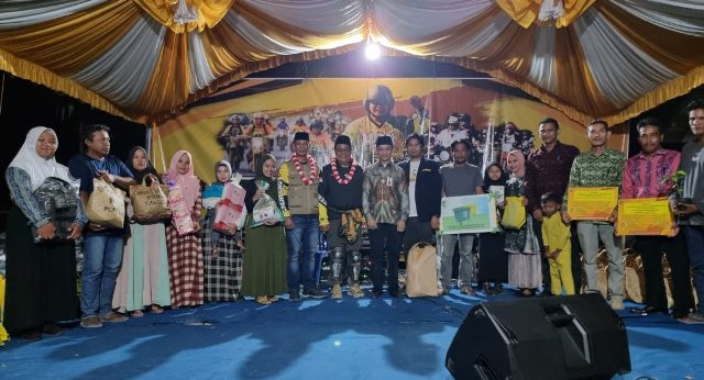 Gubernur Kalsel, H. Sahbirin Noor atau Paman Birin di Desa Rantau Panjang Hulu, Kecamatan Kusan Hilir, Kabupaten Tanah Bumbu, sebagai rute lanjutan kegiatan Turun ke Desa (Turdes), Kamis (3/11/2022) malam. (Sumber Foto: Adpim Sedatprov Kalsel/Koranbanjar.net)