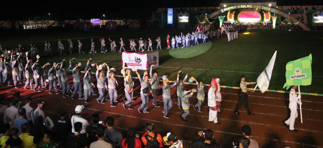 Barisan para Atlit Kabupaten Kotabaru saat mengikuti pembukaan Porprov ke XI di HSS (Sumber Foto: Diskominfo Kotabaru)