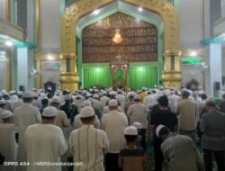 Warga Barabai Tunaikan Salat Gerhana Bulan di Masjid Agung Riadhushalihin Barabai