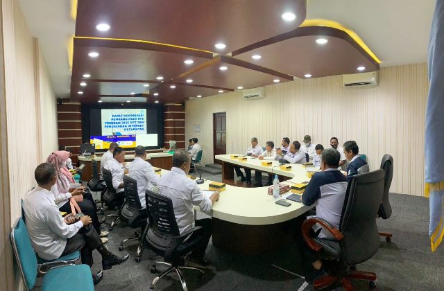 Rapat koordinasi ”Pembangunan Menara Telekomunikasi dan Pemasangan Jaringan Internet Kecamatan” di Comand Center Manis, Rabu (09/11/2022) pagi. (Sumber Foto: Kominfo Kabupaten Banjar/koranbanjar.net)