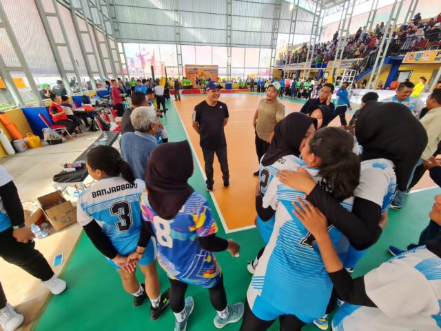 Wali Kota Banjarbaru HM Aditya Mufti Ariffin dukung atlet voli putri bertanding di Porprov XI di Kandangan, Jumat (11/11/2022). (Sumber Foto: Disporabudpar Kota Banjarbaru/Koranbanjar.net)