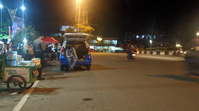 Beberapa polisi Polres Banjarbaru berjaga di seputar bundaran simpang empar antisipasi balapan liar, Sabtu (12/11/2022) malam. (Sumber Foto: Ari/Koranbanjar.net)