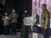Penyerahan donasi hasil lelang busana NFYW oleh Ketua Dekranasda Kota Banjarbaru Vivi Zubedi dan Wali Kota Banjarbaru H Aditya Mufti Ariffin, Sabtu (12/11/2022) malam. (Sumber Foto: Ari/Koranbanjar.net)