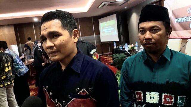 Ketua Bawaslu Provinsi Kalimantan Selatan, Azhar Ridhanie dalam wawancaranya di acara Bimtek di Hotel Nasa Banjarmasin. (Foto: Koranbanjar.net)