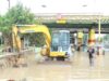Sebuah Excavator juga turut teredam banjir di bawah jembatan hauling PT Adaro di Desa Mantuil, Tabalong. (Foto: Arif/Koranbanjar.net)