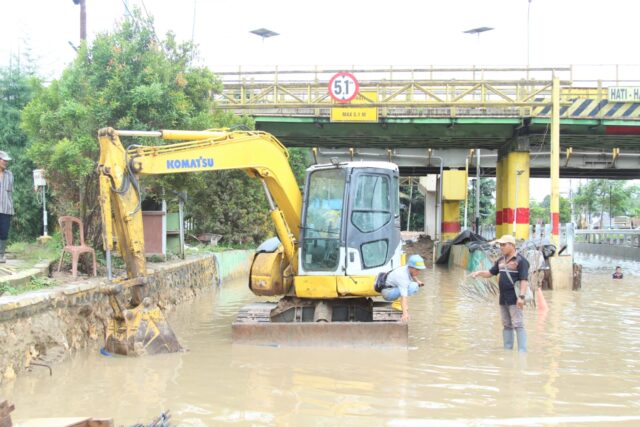 Sebuah Excavator juga turut teredam banjir di bawah jembatan hauling PT Adaro di Desa Mantuil, Tabalong. (Foto: Arif/Koranbanjar.net)