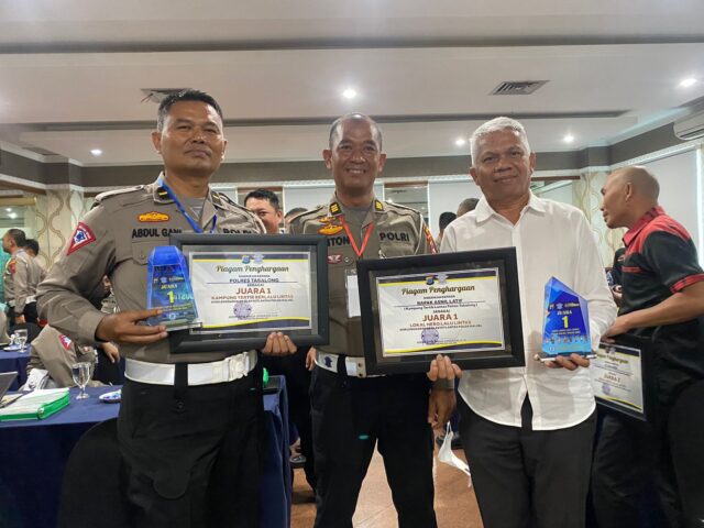 Polres Tabalong menerima penghargaan Juara 1 kampung tertib lalu lintas dari Polda Kalsel. (Foto: Humas Polres Tabalong)