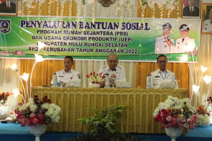 Bupati HSS di dampingi Sekda dan Kadis Sosial Kabupaten HSS saat menyerahkan bantuan PRS dan UEP, Rabu (23/11/2022). (Foto: Kominfo HSS)