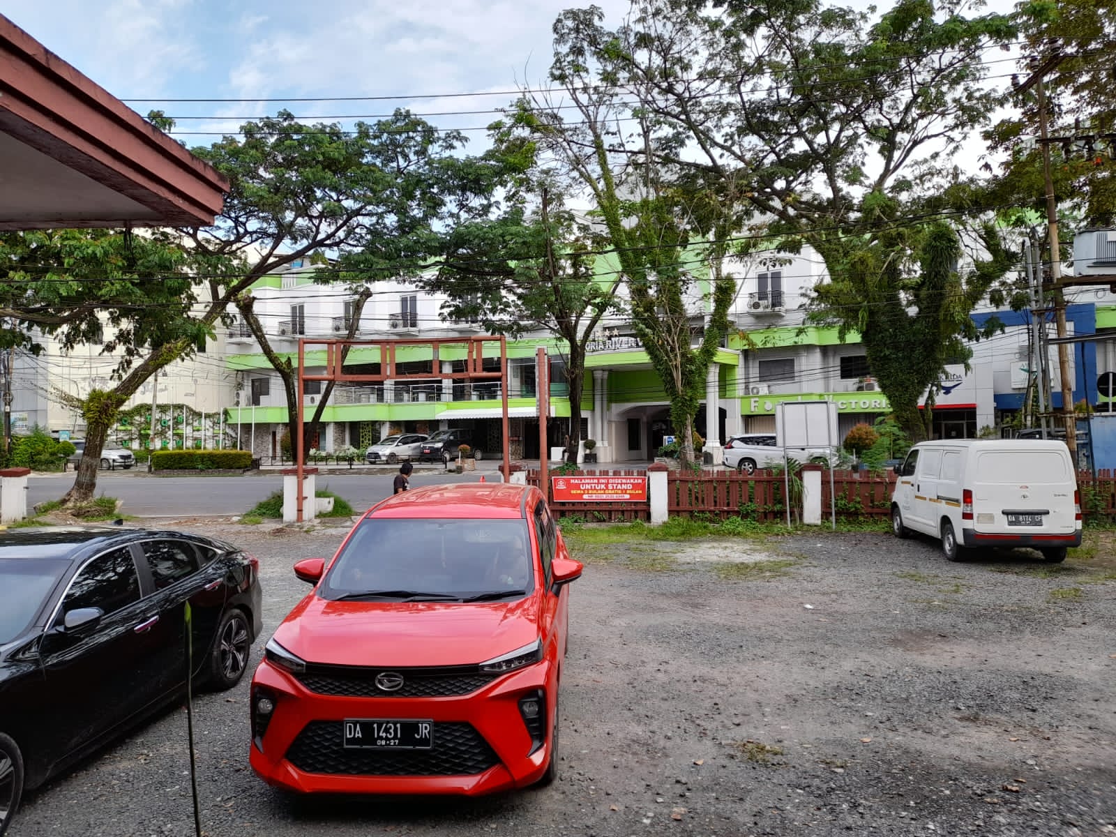Terlihat hanya ada dua buah mobil di halaman parkir Rumah Makan Sambal Acan Raja Banjar. (Foto: Koranbanjar.net)