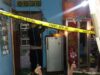 Polisi sedang melakukan olah TKP pasca kejadian duel berdarah antara maling dan pemilik rumah yang menewaskan satu orang di desa Telang, Kabupaten Hulu Sungai Tengah. (Foto: Humas Polres HST)