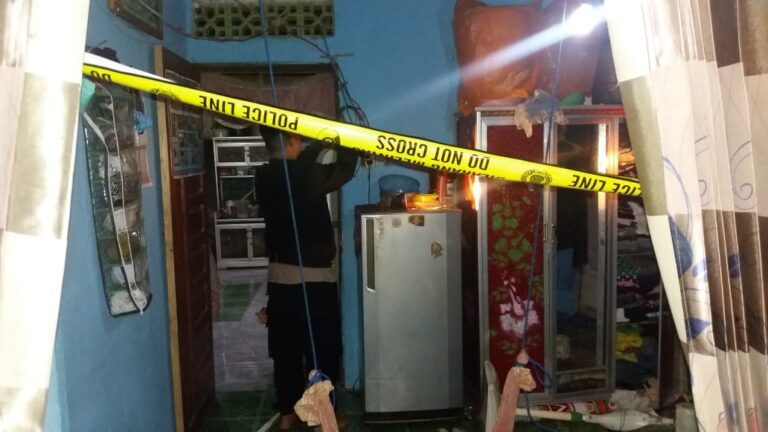 Polisi sedang melakukan olah TKP pasca kejadian duel berdarah antara maling dan pemilik rumah yang menewaskan satu orang di desa Telang, Kabupaten Hulu Sungai Tengah. (Foto: Humas Polres HST)
