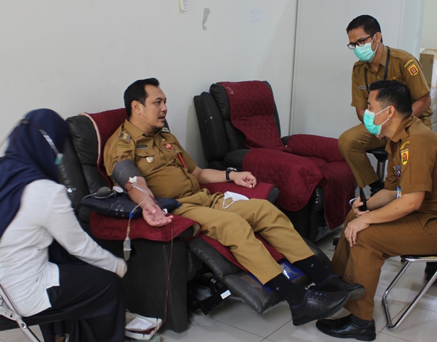 Wali Kota Banjarbaru Aditya Mufti Ariffin donorkan darahnya di RSD Idaman, waktu lalu. (Sumber Foto: Dok. koranbanjar.net)