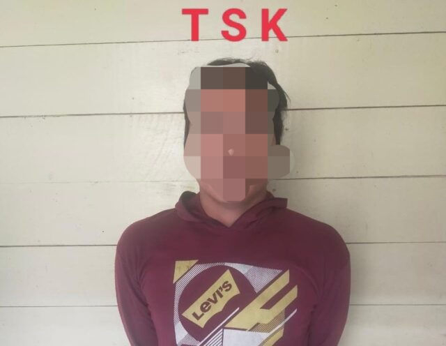 Pelaku Penganiyaan seorang Nenek di Kotabaru usai di amankan jajaran Polres Kotabaru. (Sumber Foto: Satreskrim Polres Kotabaru/Koranbanjar.net)