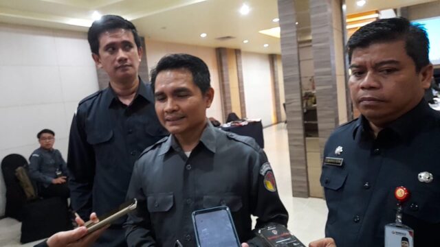 Ketua Bawaslu Kalimantan Selatan Azhari Ridhanie didampingi Kepala Sekretariat Bawaslu Kalsel Teuku Dahsya dan Koordinator Penindakan Pelanggaran Pemilu Dody. (Foto: Koranbanjar.net)