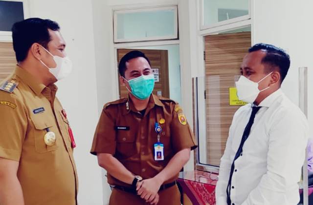 Wali Kota Banjarbaru H Aditya Mufti Ariffin (kiri) bersama Direktur Danny Indrawardha, MMRS (tengah) di RSD Idaman Kota Banjarbaru. (Sumber foto: RSD Idaman Kota Banjarbaru/Koranbanjar.net)