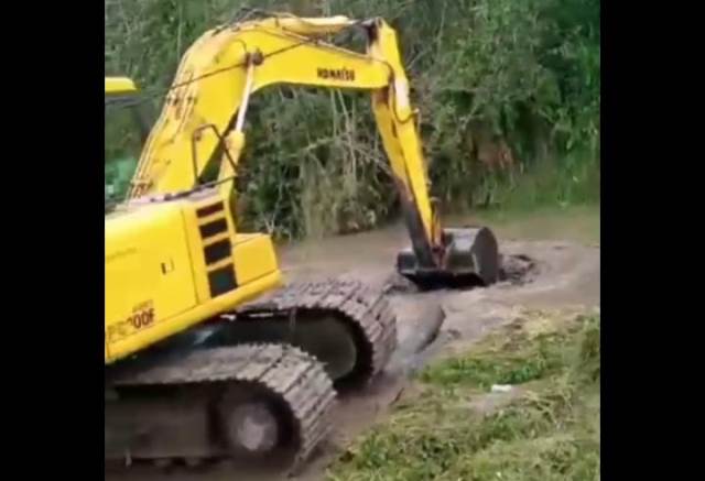 Perbaikan kebocoran pipa distribusi 500 mm di Jalan Gubernur Syarkawi arah Sungai Tabuk, Rabu (26/10/2022). (Sumber Foto: Humas PTAM Intan Banjar/Koranbanjar.net)