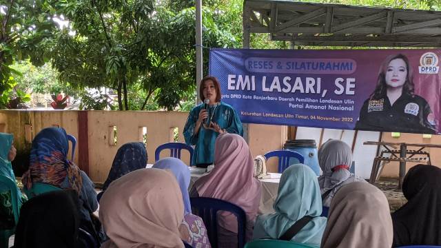 Reses Anggota DPRD Banjarbaru Emi Lasari, di Bekas Kantor Kelurahan Landasan Ulin Timur. (Sumber Foto: Ari/Koranbanjar.net)