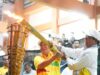 Penyalaan api obor Porprov XI Kalsel di HSS oleh Paman Birin didampingi Bupati HSS, Akhmad Fikry, Sabtu (5/11/2022) malam. (Sumber Foto: Adpim Setdaprov Kalsel/koranbanjar.net)