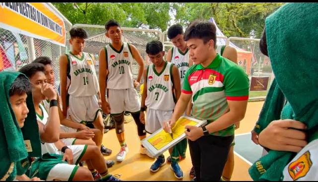 Cabor Basket Kota Banjarbaru yang mengikuti Porprov XI di HSS, Di pertandingan pertama berhasil mendapatkan hasil maksimal. (Sumber Foto: Kadisporabudpar Banjarbaru/Koranbanjar.net)