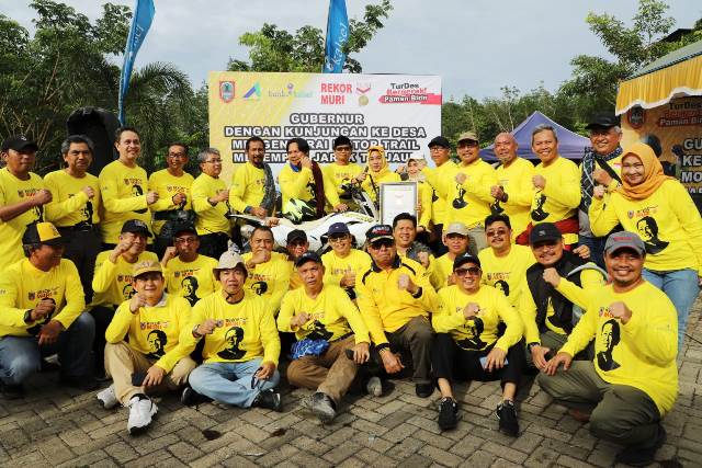 Gubernur Kalsel H Sahbirin Noor atau Paman Birin meraih penghargaan Rekor Museum Rekor Indonesia (MURI), turdes terpanjang 1000 Km, Senin (7/11/2022) di Kiram Park Desa Kiram Kabupaten Banjar. (Sumber Foto: Adpim Setdaprov Kalsel/koranbanjar.net)
